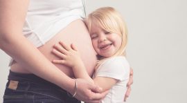 Arrivée du petit frère ou petite sœur : Comment préparer votre ainé ?