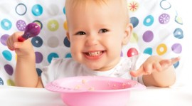 Bébé veut manger tout seul : comment l’aider sans stresser