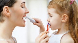 Ruser pour qu’ils se brossent bien les dents
