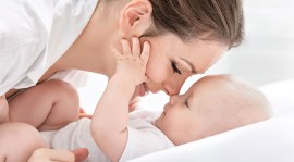 Améliorez le bien-être de votre bébé par le toucher et les massages !