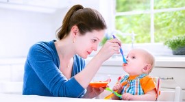 Comment bien nourrir mon bébé au cours de sa première année ?