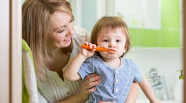 Votre bébé a les dents qui poussent : préparez-vous !