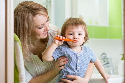 Votre bébé a les dents qui poussent : préparez-vous !