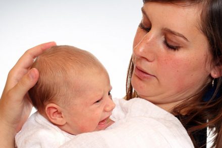 Régurgitations du bébé : Quand s’inquiéter ?