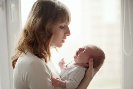 Comment calmer son bébé en interprétant ses pleurs ?