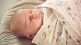 Emmaillotage bébé : bienfaits et risques