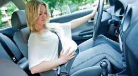 Future maman au volant