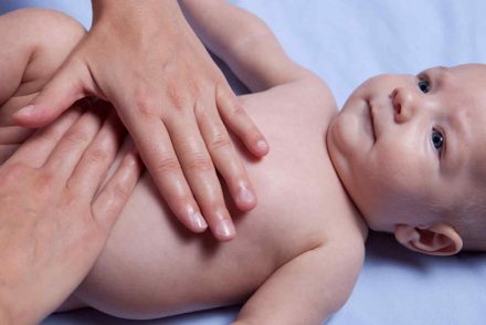 Un massage pour soulager les coliques de bébé