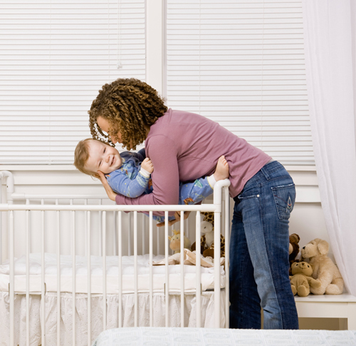 Bébé en chambre à part : les conséquences émotionnelles