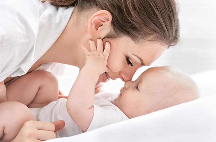 Améliorez le bien-être de votre bébé par le toucher et les massages !