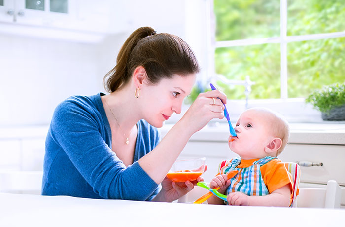 Comment bien nourrir mon bébé au cours de sa première année ?