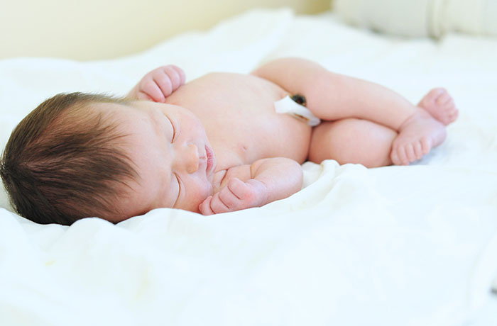 Comment soigner ce qui reste du cordon ombilical de bébé ?