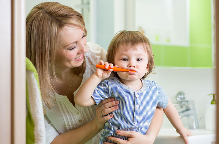 Votre bébé a les dents qui poussent : préparez-vous !