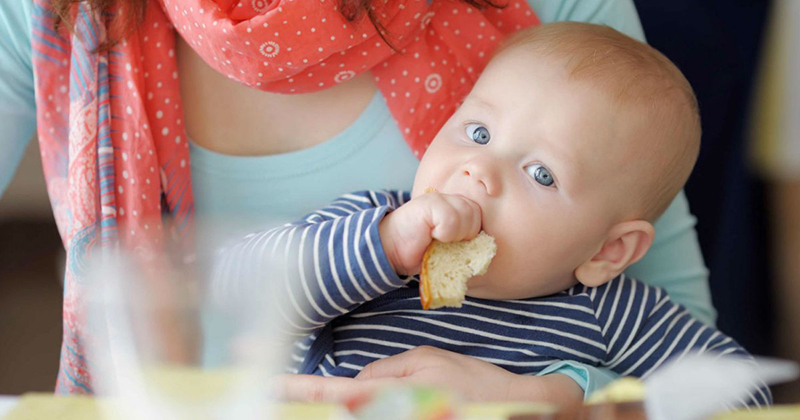 A 6 mois, votre bébé devient autonome