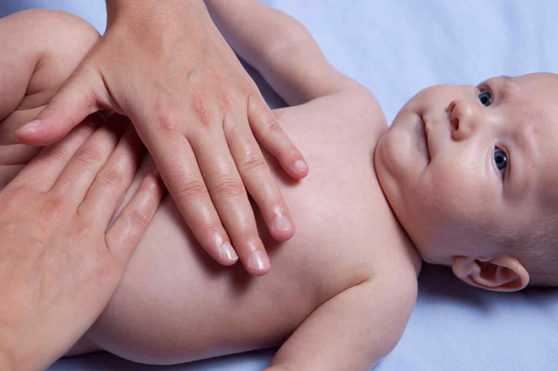 Un massage pour soulager les coliques de bébé