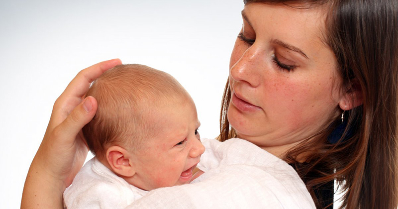 Régurgitations du bébé : Quand s’inquiéter ?