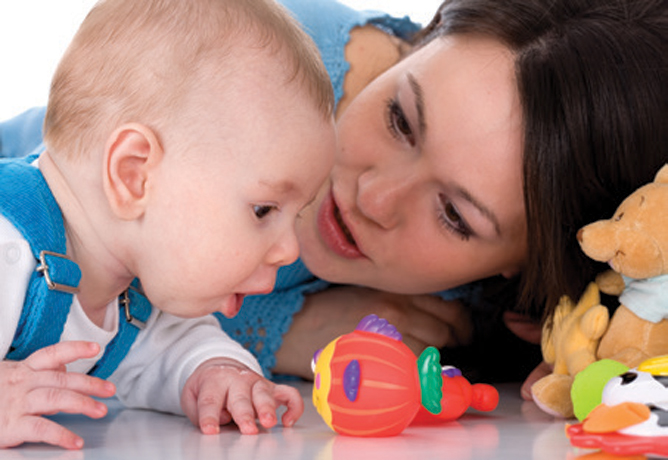 Bébé met tout à la bouche